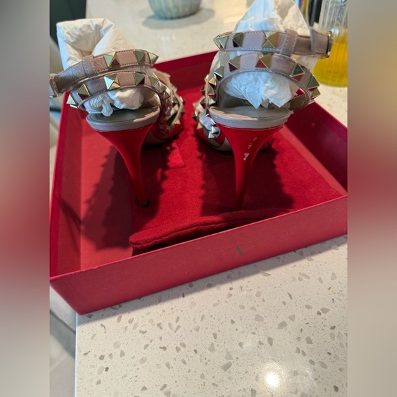 Valentino Garavani Iconic red rockstud  heels size 40.5 - Picture 14 of 15